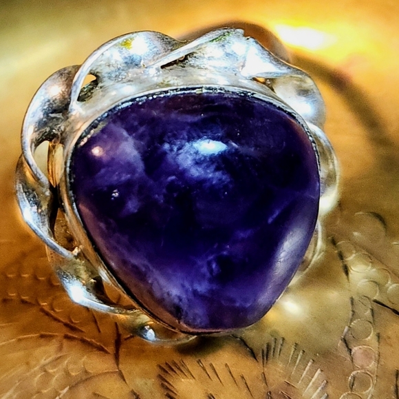 Pretty, Round-Triangle Shaped, Genuine, Amethyst Cabochon Ring. - Picture 4 of 6